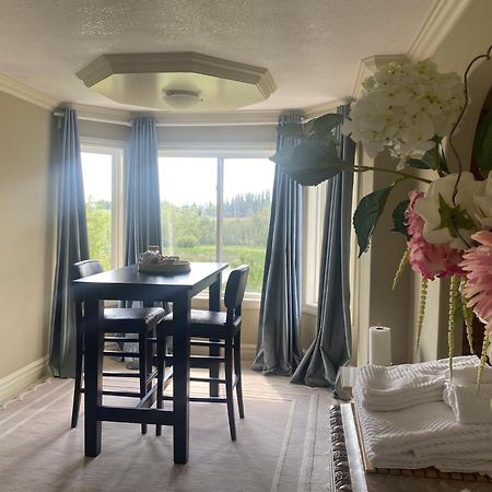 Royal Highland Livingroom Bedroom Suite Calgary Exterior photo