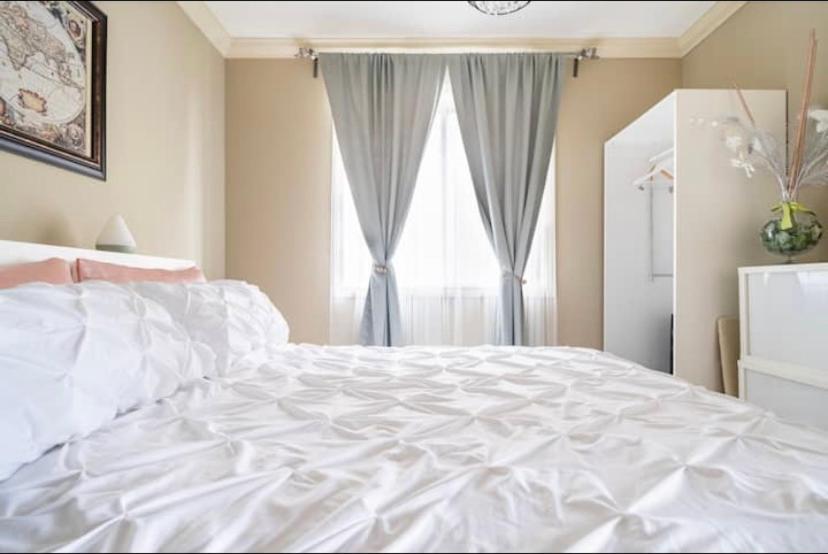 Royal Highland Livingroom Bedroom Suite Calgary Exterior photo