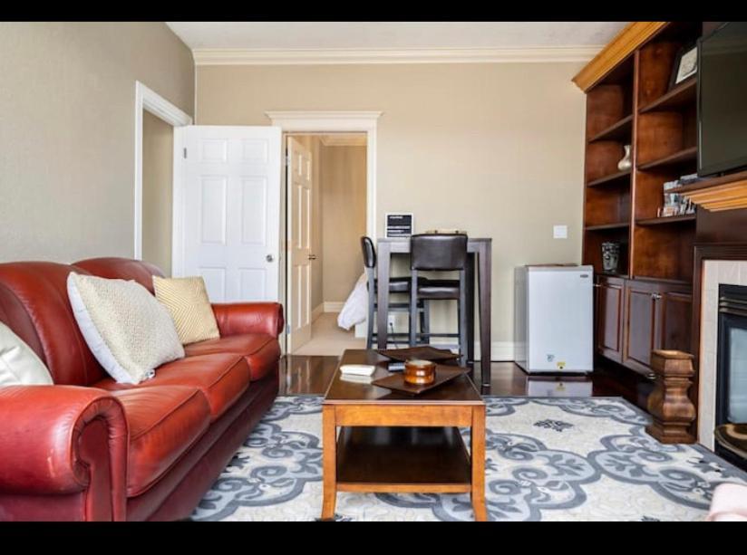 Royal Highland Livingroom Bedroom Suite Calgary Exterior photo