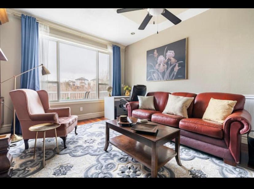 Royal Highland Livingroom Bedroom Suite Calgary Exterior photo