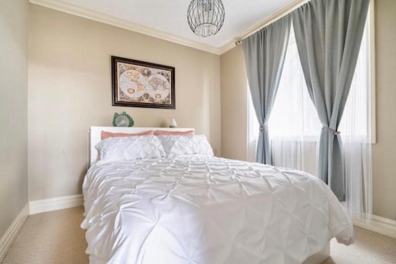 Royal Highland Livingroom Bedroom Suite Calgary Exterior photo