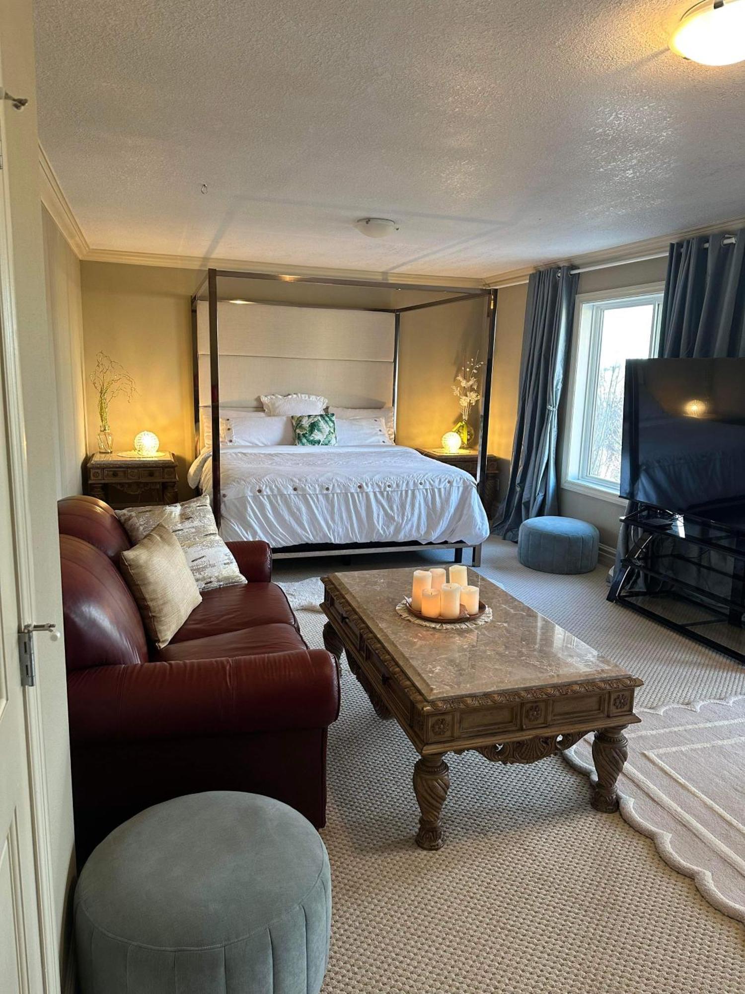 Royal Highland Livingroom Bedroom Suite Calgary Exterior photo