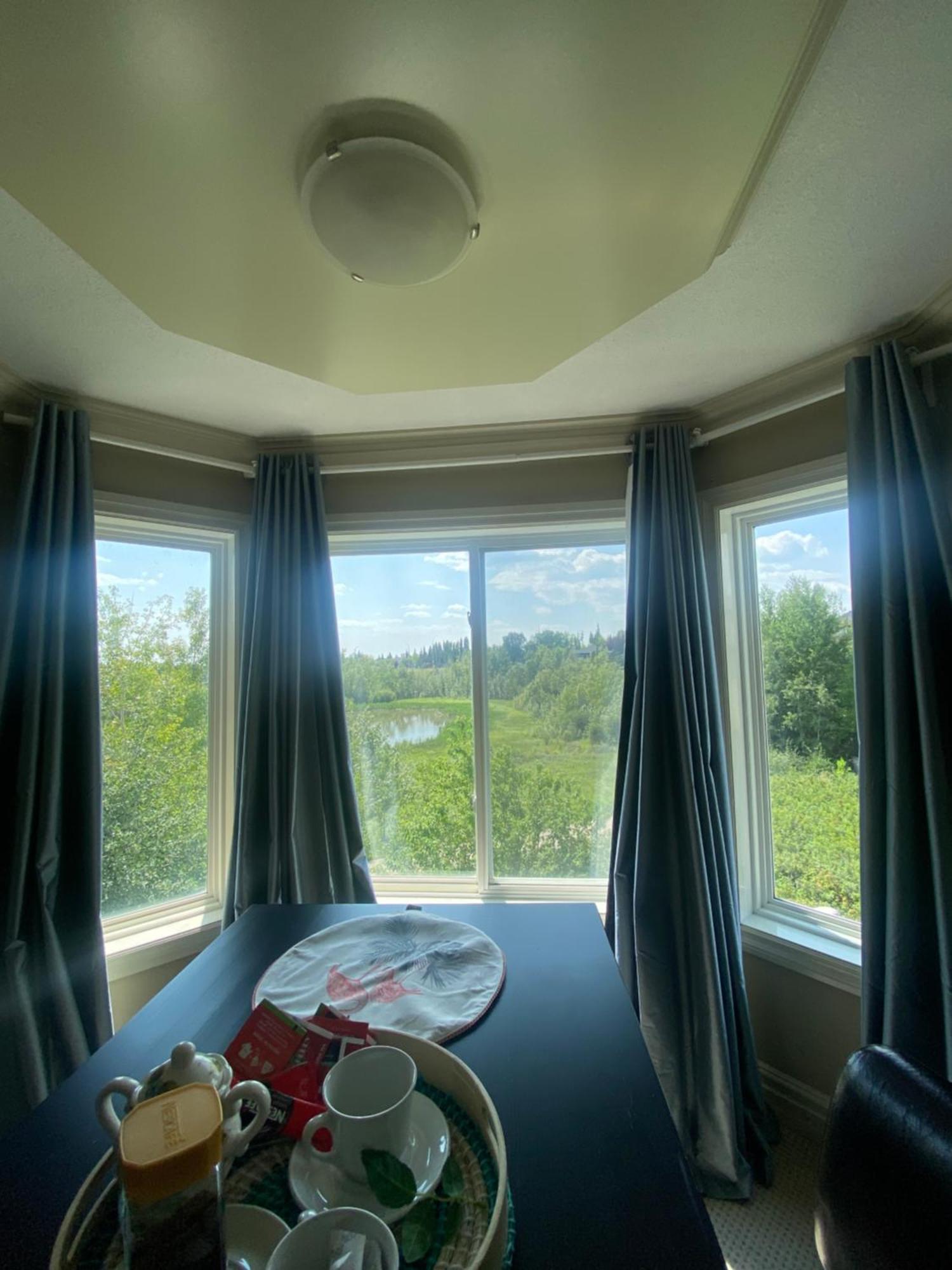 Royal Highland Livingroom Bedroom Suite Calgary Exterior photo