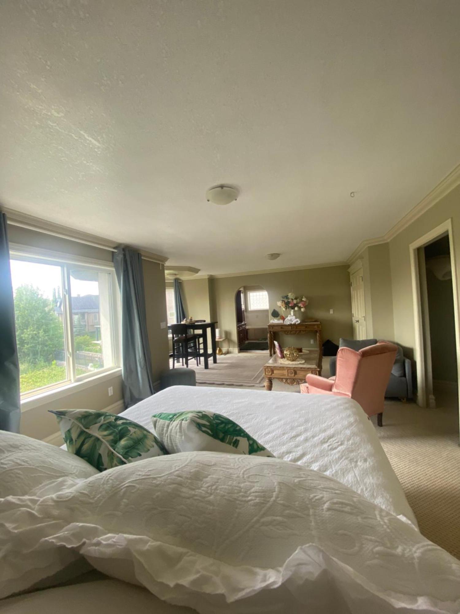 Royal Highland Livingroom Bedroom Suite Calgary Exterior photo