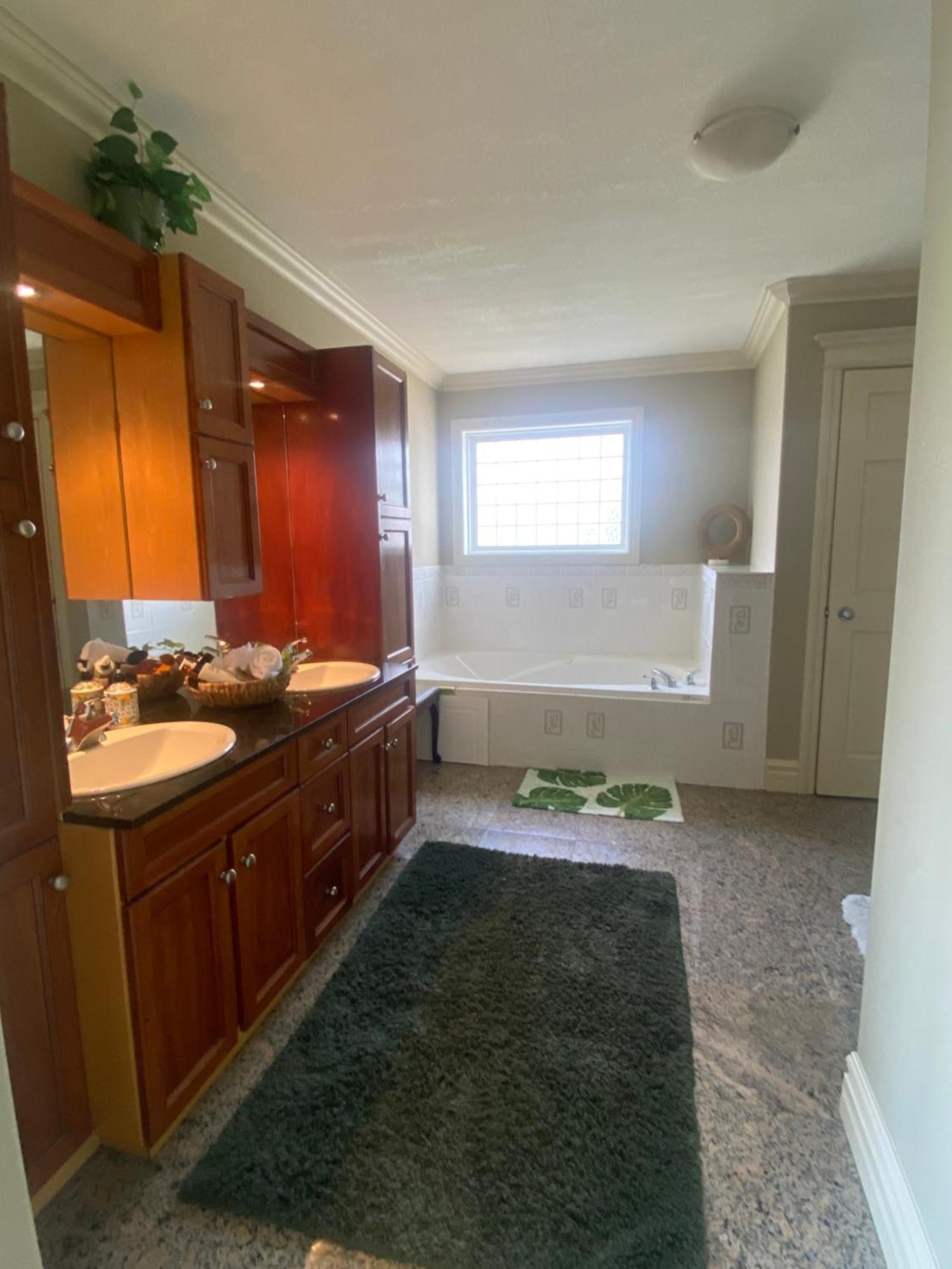 Royal Highland Livingroom Bedroom Suite Calgary Exterior photo