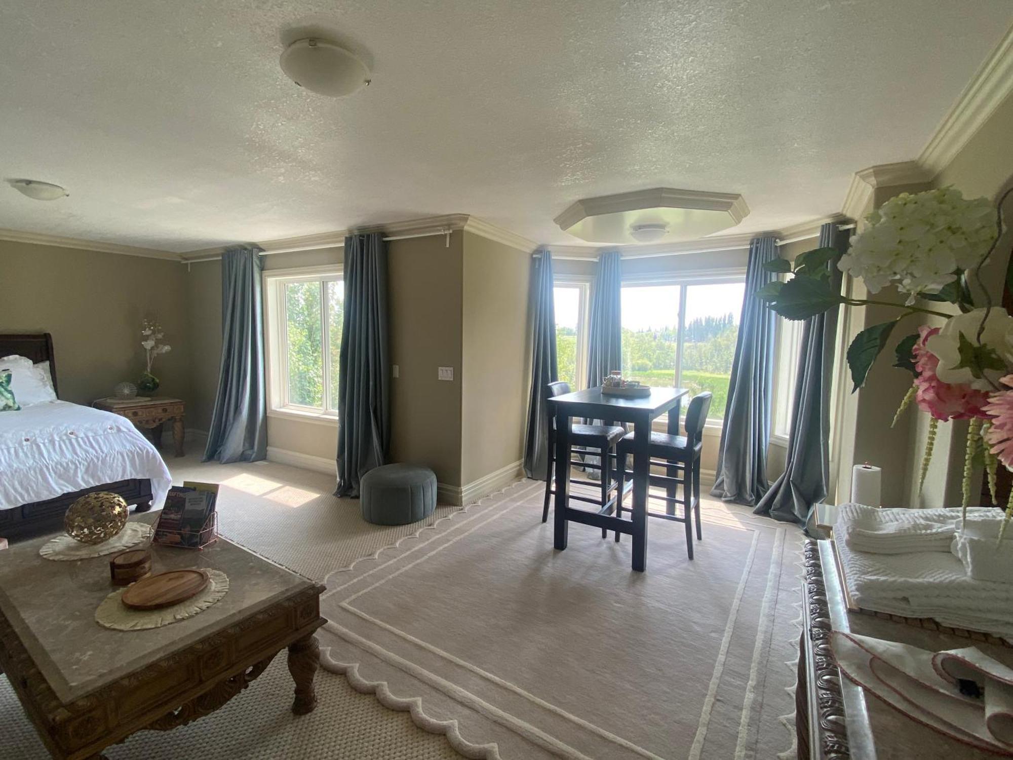 Royal Highland Livingroom Bedroom Suite Calgary Exterior photo